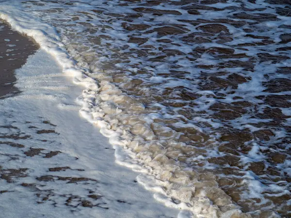 Хвиля з білим пласким пляжем. Піщаний берег. — стокове фото