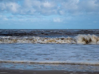 Beyaz köpüklü sahil kıyısı dalgası. Kumsal kıyısı.