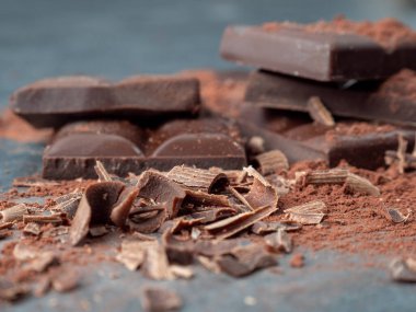 Koyu arkaplanda siyah çikolata.