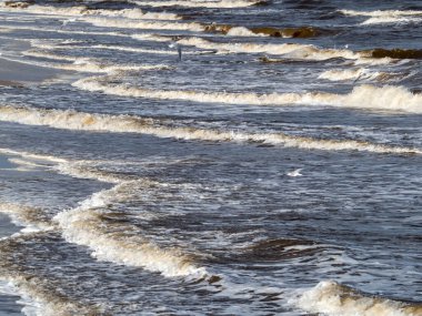 Beyaz köpüklü sahil kıyısı dalgası. Kumsal kıyısı.