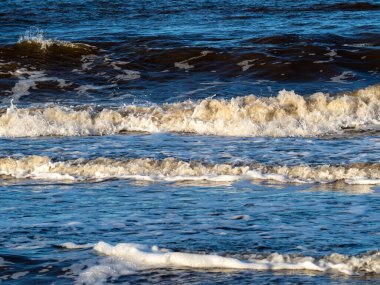 Beyaz köpüklü sahil kıyısı dalgası. Kumsal kıyısı.