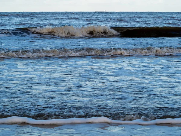 Κύμα με λευκή αφρώδη παραλία ακτογραμμής. Αμμώδης ακτή. — Φωτογραφία Αρχείου