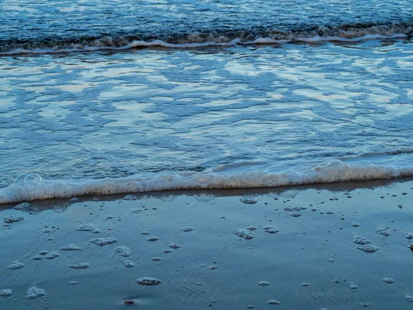 Onda con spiaggia bianca di costa schiumosa. Riva sabbiosa. — Foto Stock