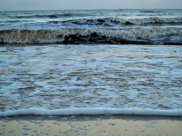 Onda con spiaggia bianca di costa schiumosa. Riva sabbiosa. — Foto Stock