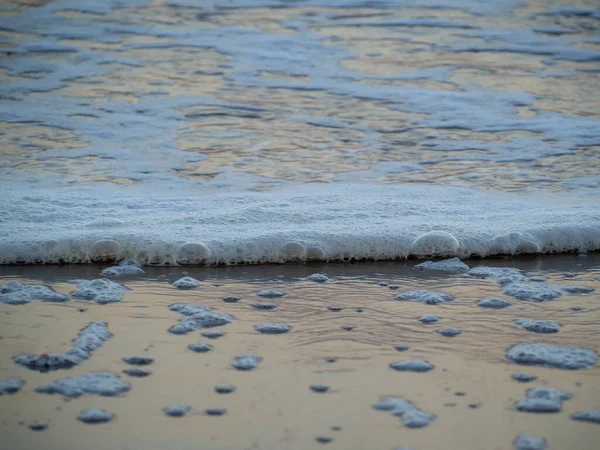 Хвиля з білим пласким пляжем. Піщаний берег. — стокове фото