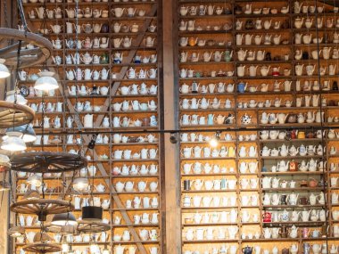 Atölyede seramik tabaklarla raflar.