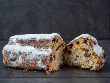 Christstollen, gri arka planda Noel çalındı