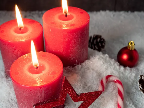 Красная рождественская свеча и рождественские украшения. — стоковое фото