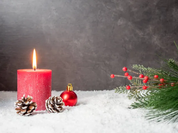 Vela roja de Navidad y decoraciones navideñas. Fotos de stock