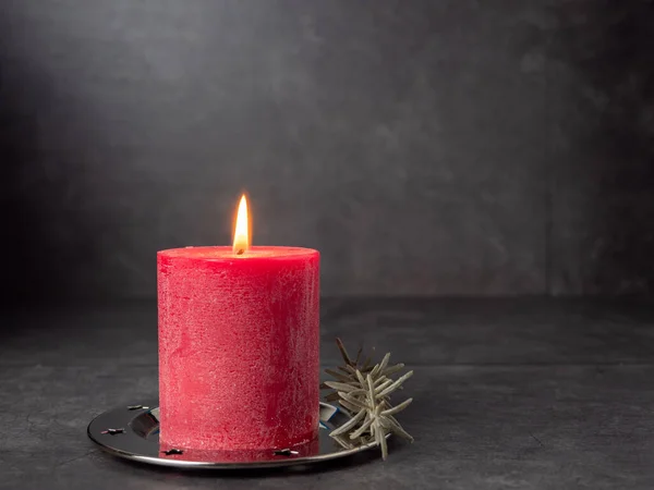 Red Christmas candle and Christmas decorations on a gray background. — Stock Photo, Image