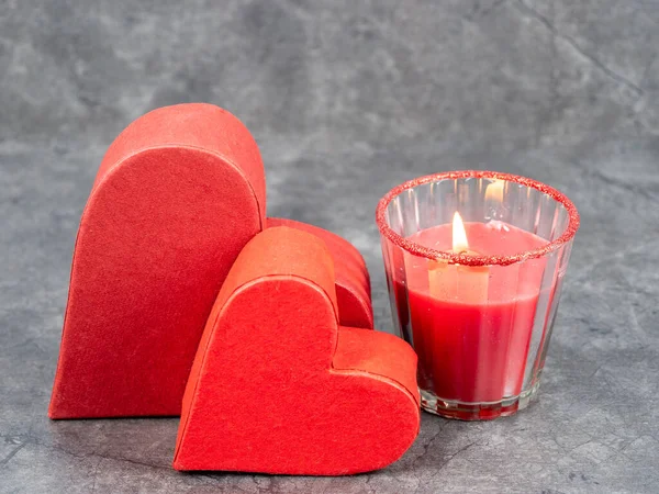 Corazón rojo sobre un fondo gris. — Foto de Stock