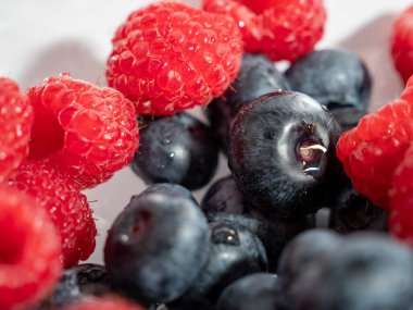 Arka plan olarak taze karışık böğürtlen. Yaban mersini ve ahududu.