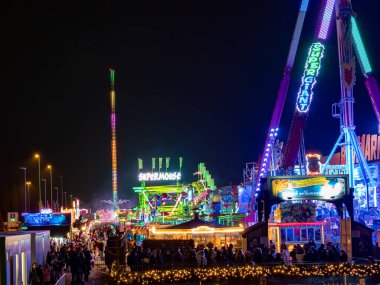 15 Kasım 2021. Berlin, Almanya. Noel Pazarı Atlıkarınca. Güzel Noel ruhu.