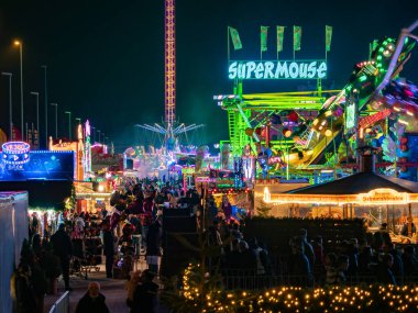 15 Kasım 2021. Berlin, Almanya. Noel Pazarı Atlıkarınca. Güzel Noel ruhu.