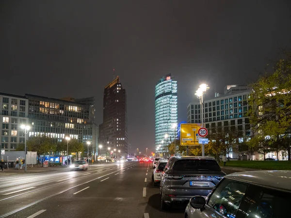 16. November 2021. Berlin. schönes Nachtleben Berlin. — Stockfoto