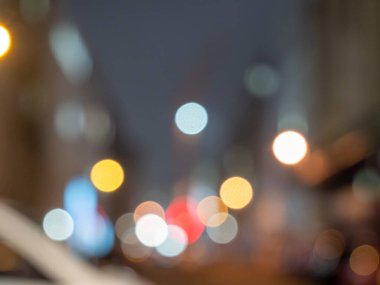 Gece şehrinin bulanık arka planı.