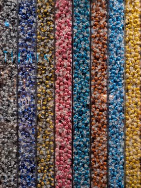 Çok renkli şekerlerin arkaplanı. Tatlılar renklerine göre sıralanır.