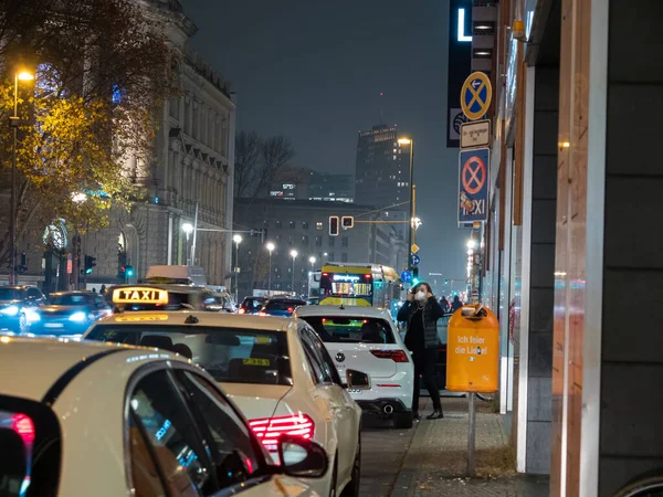 Fotografia noturna de um táxi. Sinal de táxi no telhado do carro brilha no dar — Fotografia de Stock