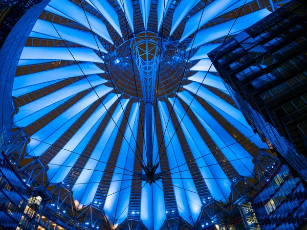 Hermosa cúpula del edificio. Cúpula de vidrio. Cúpula luminosa. —  Fotos de Stock