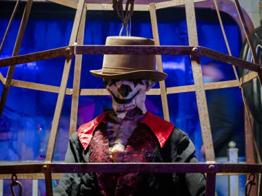 Kafeste kapana kısılmış bir canavar.