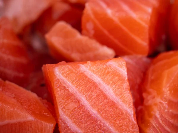 Filé de peixe vermelho, cortado em pedaços. — Fotografia de Stock