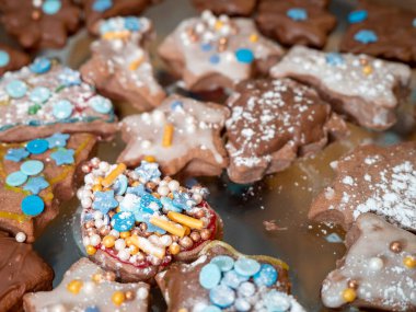 Yılbaşı arka planında çeşitli Noel kurabiyeleri. Yüksek kalite fotoğraf