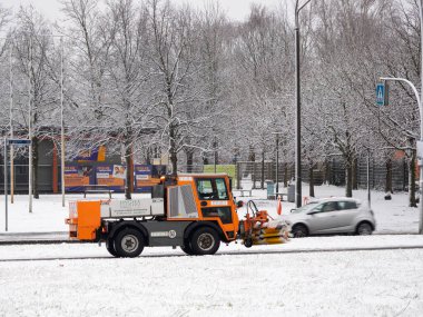 Berlin Almanya 5.12.2021. Kışın kaldırımda mini süpürge, kapat. Kar üfleyici karları kaldırımdan kaldırır. Yüksek kalite fotoğraf