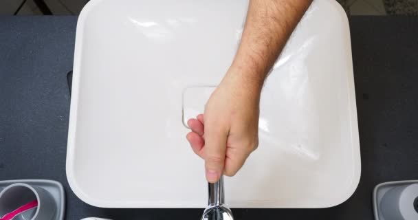在浴室里把洗手关起来 那个人在水槽里洗手 — 图库视频影像