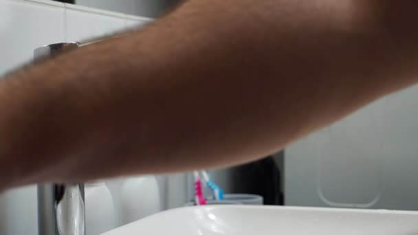 Pria Itu Mencuci Tangannya Dengan Sabun — Stok Video