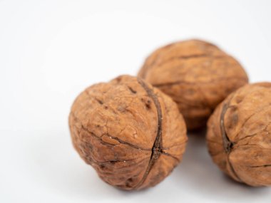 beyaz arkaplanda ceviz.