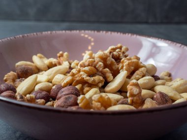 Ahşap arka planda fındıkları karıştır.