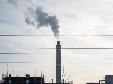 Borulardan çıkan dumandan kaynaklanan hava kirliliği. Dünya Çevresel Sorunu Zehirli dumandan Hava Kirliliği.