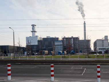 Borulardan çıkan dumandan kaynaklanan hava kirliliği. Dünya Çevresel Sorunu Zehirli dumandan Hava Kirliliği.