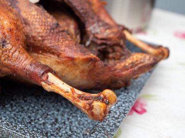 Bulanık arkaplanı olan kazı kapat..