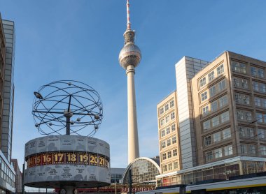 TV Kulesi ve dünya saati Alexanderplatz adlı tren istasyonu, Berlin, Almanya
