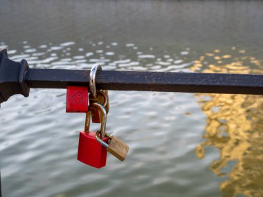 aşk sembolü olarak duvarda asılı asma kilitler.