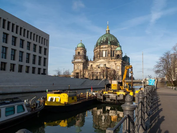 Hajó Berlini Katedrális Közelében Tisztítja Folyót Berlin Németország Fővárosa — Stock Fotó