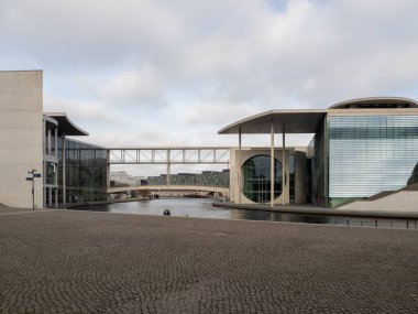 Berlin seddindeki evler ve binalar. Berlin Almanya 'nın başkentidir..