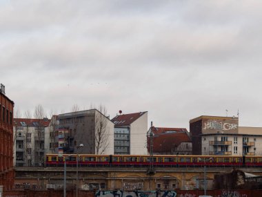 Berlin seddindeki evler ve binalar. Berlin Almanya 'nın başkentidir..