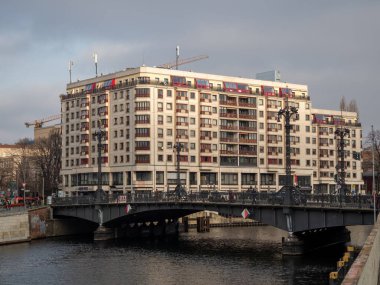 Berlin seddindeki evler ve binalar. Berlin Almanya 'nın başkentidir..