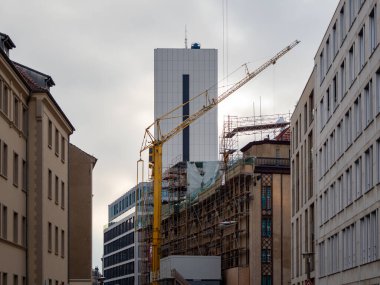Berlin 'de bir inşaat alanında kule vinci. Berlin 'de inşaat.