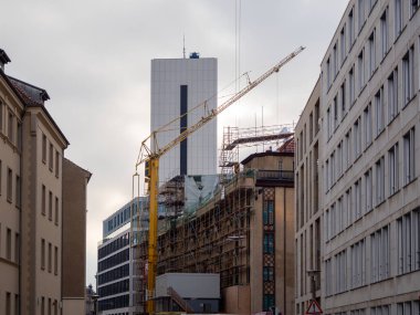 Berlin 'de bir inşaat alanında kule vinci. Berlin 'de inşaat.