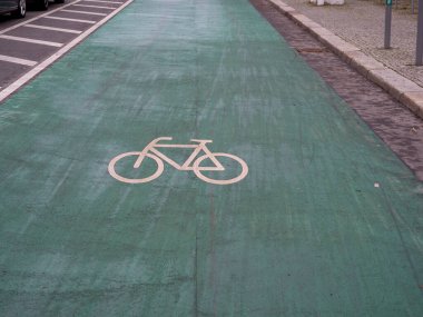 Yeşil bisiklet yolu. Bisikletçiler için yol.