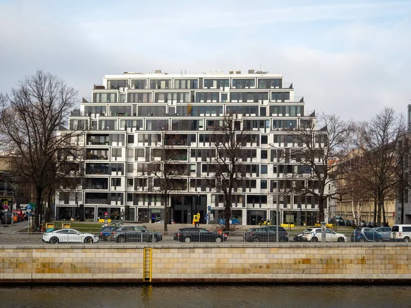 ベルリン市内の堤防上の家や建物 ベルリンはドイツの首都です — ストック写真