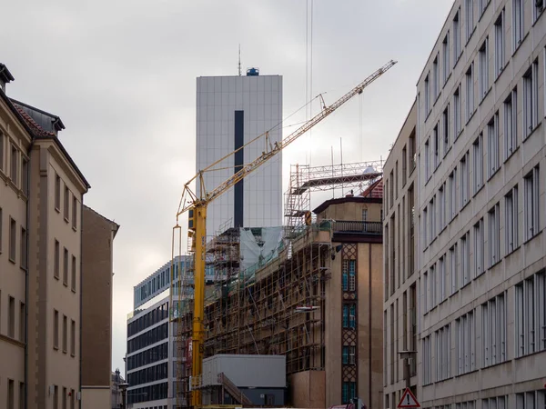 Berlin 'de bir inşaat alanında kule vinci. Berlin 'de inşaat.