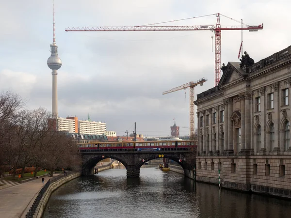 ベルリン市内の堤防上の家や建物 ベルリンはドイツの首都です — ストック写真