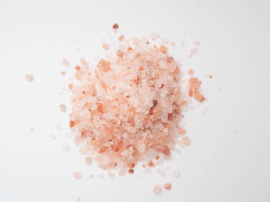 Beyaz arka plan üzerinde izole pembe tuz.