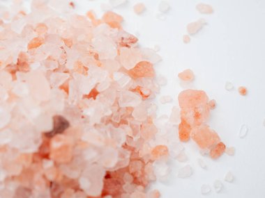 Beyaz arka plan üzerinde izole pembe tuz.