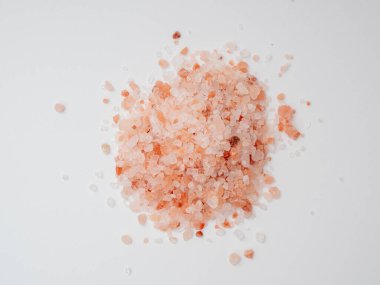 Beyaz arka plan üzerinde izole pembe tuz.