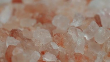 Ham Himalaya pembe tuz kristallerinin dönüşü. 